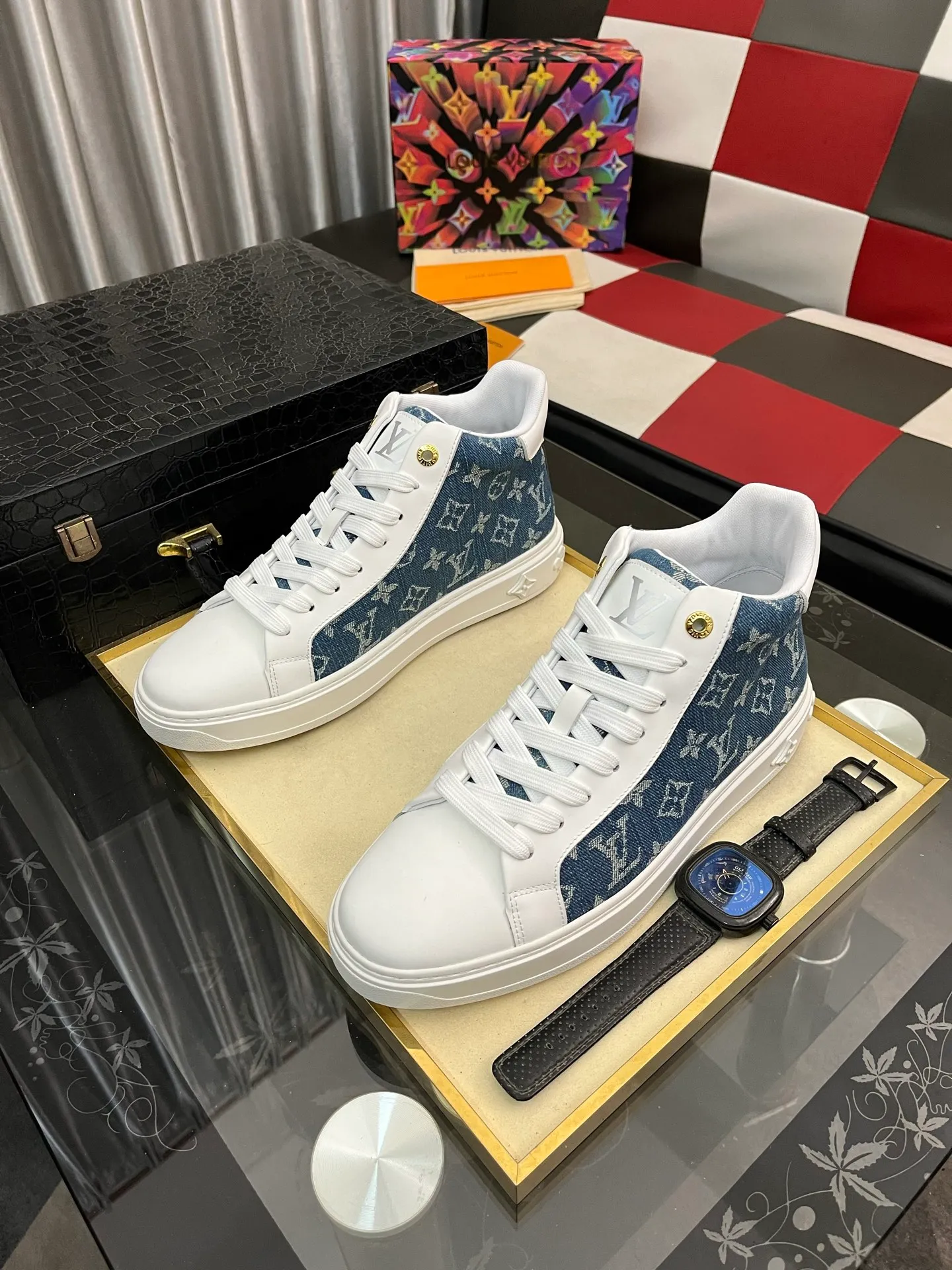 Men's shoes 💰: 560⌚️⌚️ Louis vuitton/LV Louis Vuitton 》Original quality.~ Unique modern style sneakers. 🏃A must-have casual shoe for trendy men😍😍 Original brand imported from Italy, imported original leather, sheep lining (refuses to discolor and grind feet) Sole: Original sole provided by the original factory, French lazy style design ⚠️Fit to the feet, original quality, super comfortable original sole. Code number: 38-444⃣️Color optional